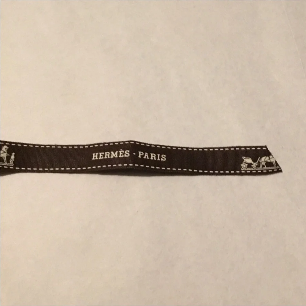 HERMES 70”L BRWON RIBBON 1/2”W LIGHT CREAM LOGO PRINTED WRINKLE FOLD MARKS